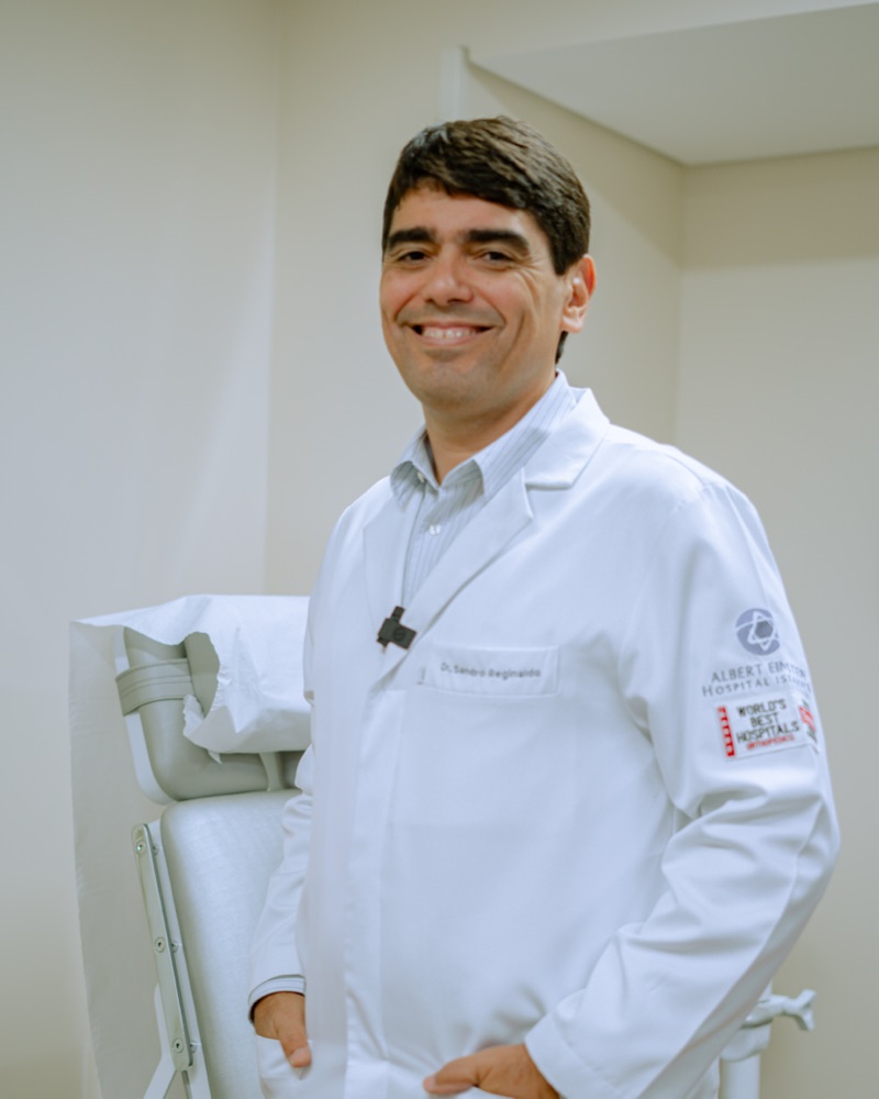 Dr. Sandro Reginaldo, ortopedista, no Hospital Albert Einstein Israelita